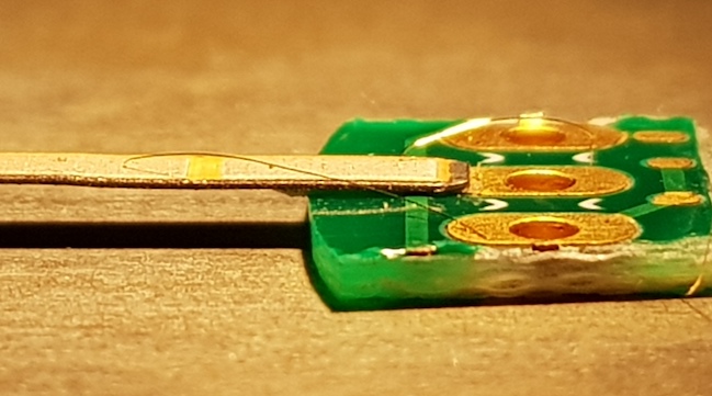 Wire bonding on a flexible printed cantilever